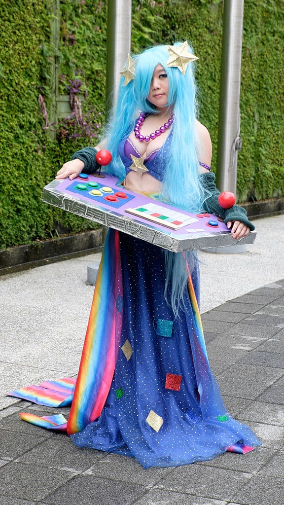 Sona (League of Legends cosplay)
